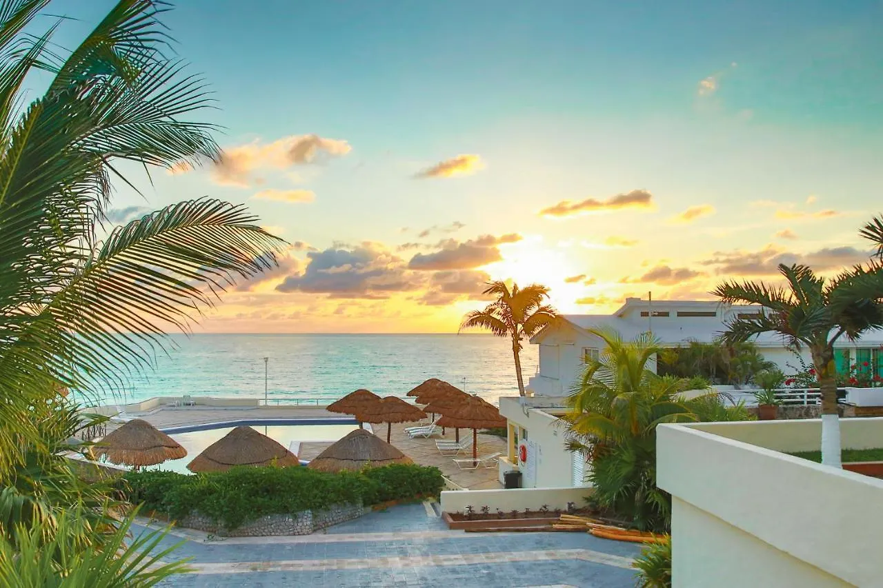 Brisas Shores Ocean View Terrace Apartments, Beach And Pool, Cancun Hotel Zone